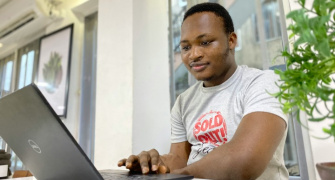 Senhor com portátil