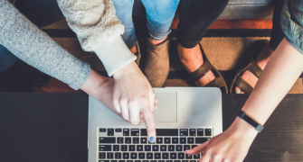 Dos estudiantes frente a la computadora