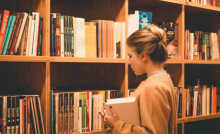 Dama en la biblioteca