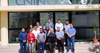 Representantes del consorcio EPAI, posando a las puertas de UNINOVA.