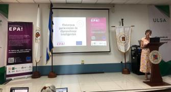 Clemencia Zapata presentando el proyecto EPAI a docentes