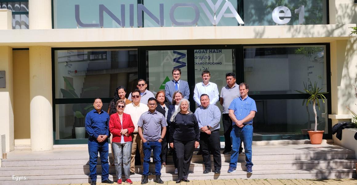 Representantes del consorcio EPAI, posando a las puertas de UNINOVA.