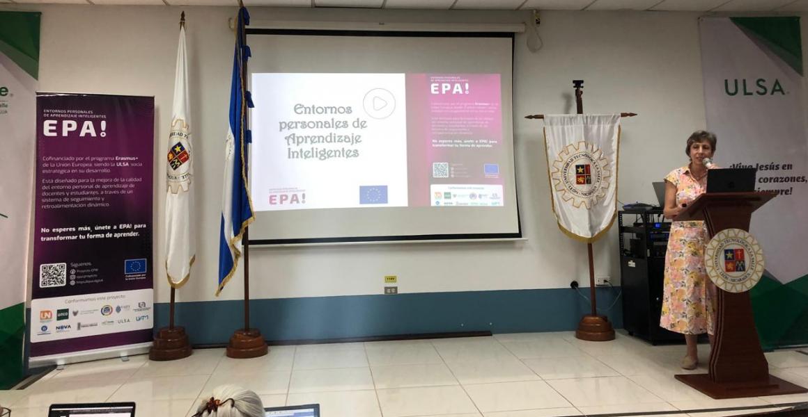 Clemencia Zapata presentando el proyecto EPAI a docentes