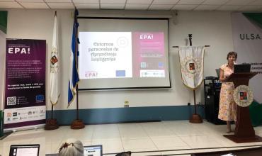Clemencia Zapata presentando el proyecto EPAI a docentes