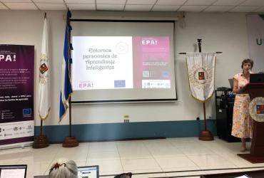 Clemencia Zapata presentando el proyecto EPAI a docentes